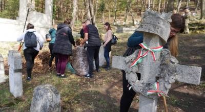 2022. április 13. - Erdélyi diákok Sopronban: a Hősi temetőt gondozták