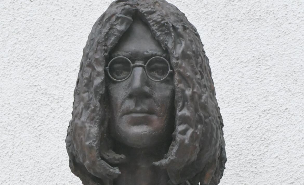 John Lennon mellszobra