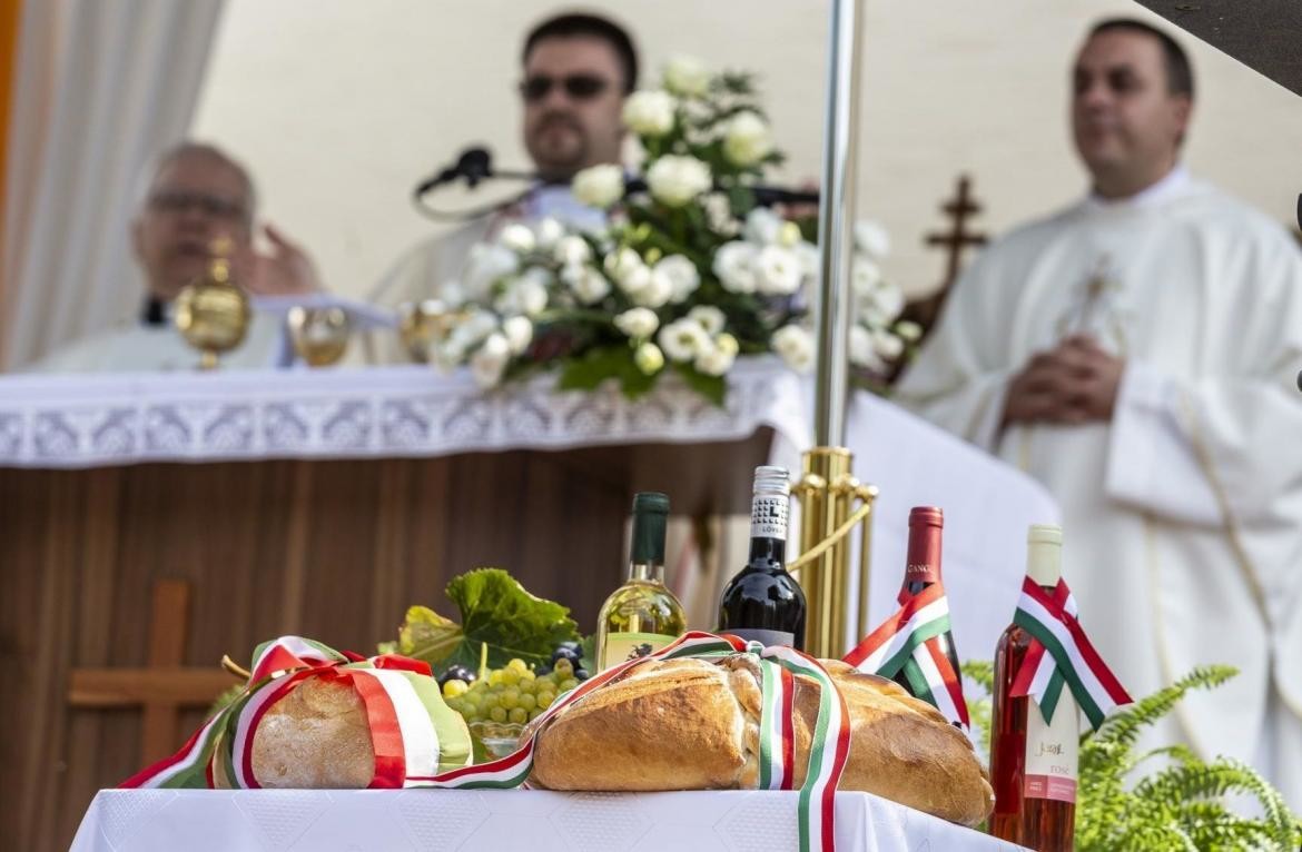 Ünnepi szentmise, kenyér- és borszentelés Sopronban