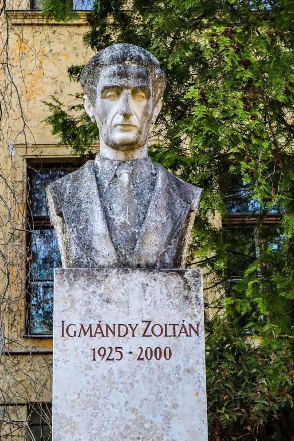 Dr. Igmándy Zoltán szobra a botanikus kertben