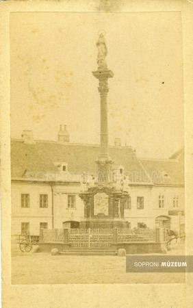 Mária-oszlop (Fotó: Soproni Múzeum, Tiefbrunner Sándor, 1865 körül)