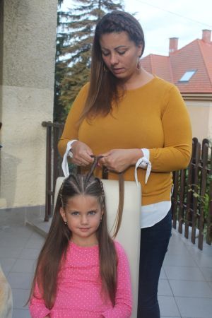 Rázó-Kaposi Andrea évek óta kislánya haján gyakorolja a fonást  