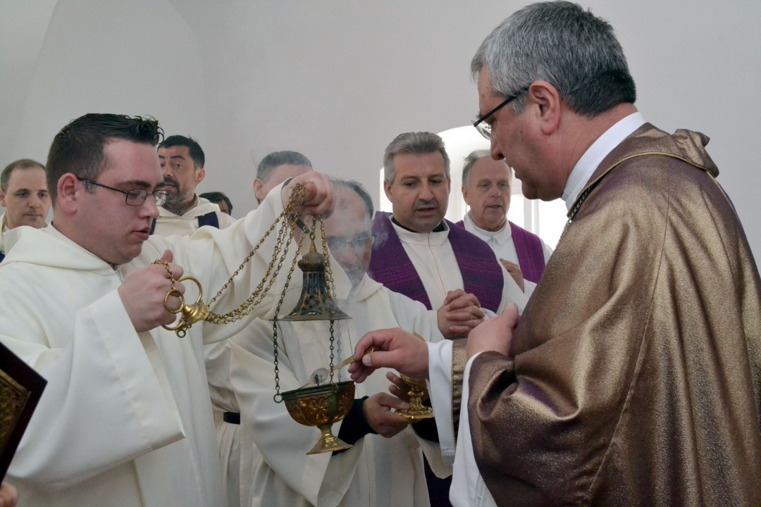 Dr. Veres András püspök szentelte fel az örökimádás-kápolnát fotók: Pluzsik Tamás