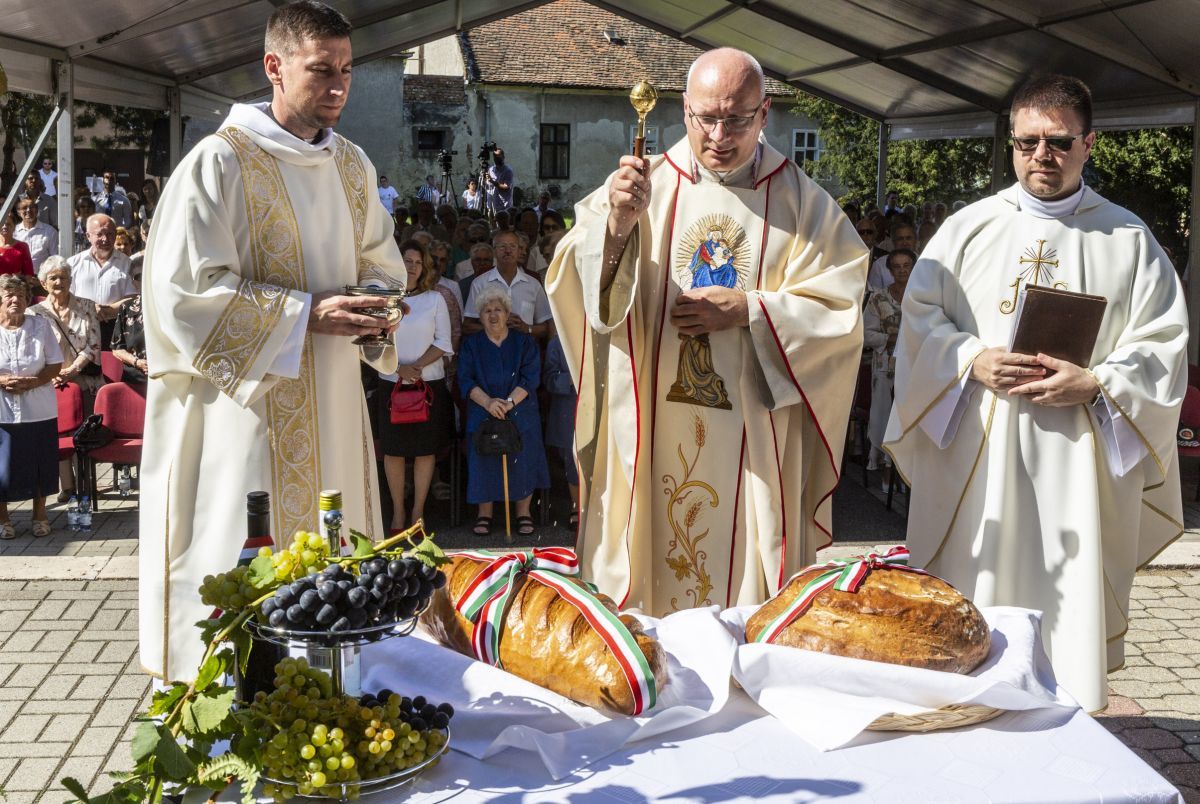 Az új kenyeret dr. Reisner Ferenc kanonok, püspöki helynök áldotta meg Fotó: Griechisch Tamás