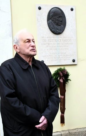 Dr. Friedrich András az édesapja emléktáblájánál tartott megemlékezésen köszöntötte a résztvevőket Fotó: Pluzsik Tamás