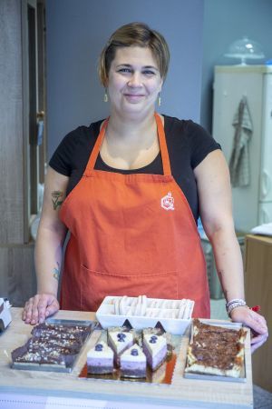 Ráduly-Dobó Gabriella cukrász többségében „mindenmentes” sütiket készít – olyan finomságokat, amelyeket az ételallergiások is fogyaszthatnak Fotó: Griechisch Tamás