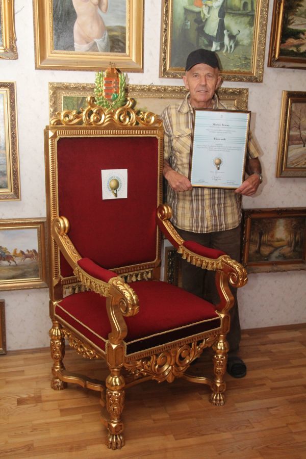 Marton Ferenc a nyertes főúri székkel  Fotó: Németh Péter