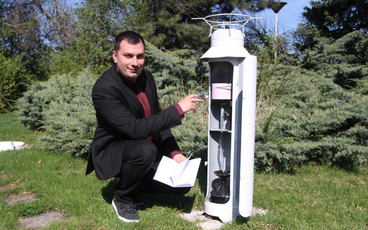 Kiss Márton a kurucdombi állomáson, ma már ilyen modern műszerekkel rögzítik a meteorológiai adatokat Fotó: Németh Péter