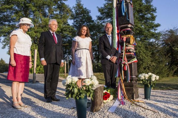Katharina Landgraf, dr. Fodor Tamás, Elisabeth Ellison–Kramer és Frank Spengler elhelyezte a tisztelet virágát a kopjafánál
