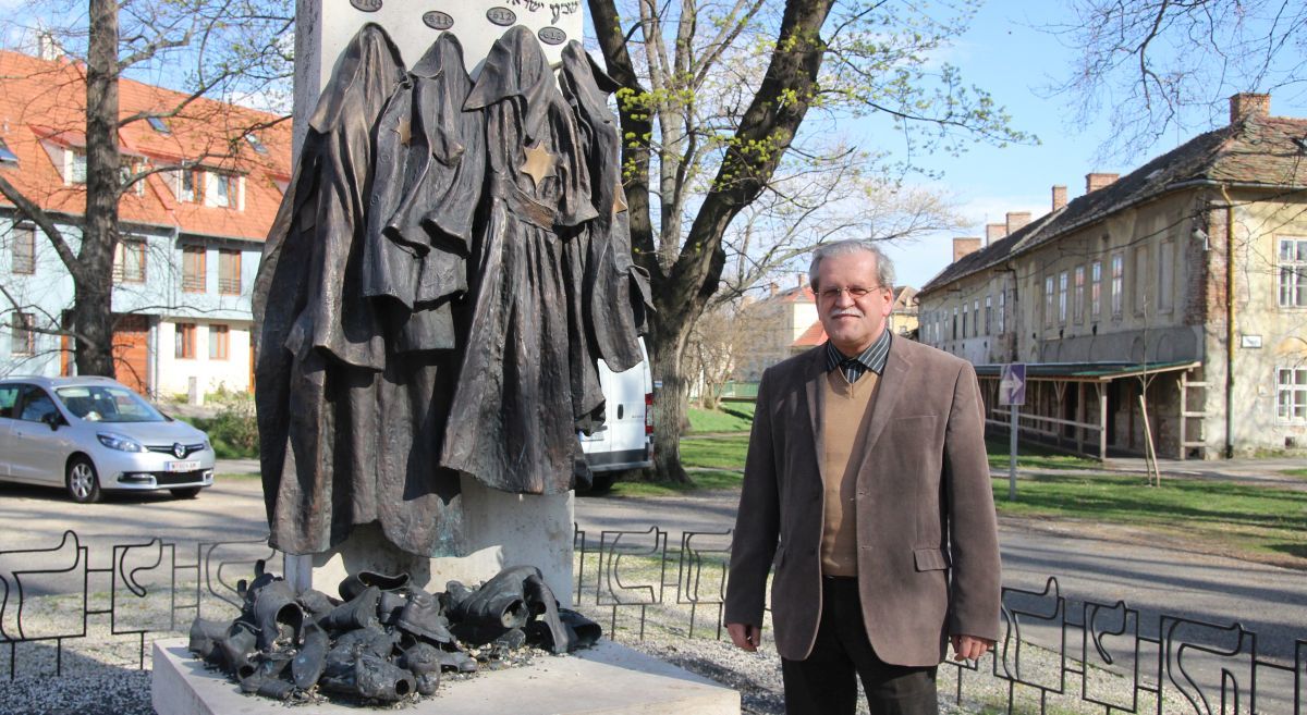 Stubenvoll András a papréti holokauszt emlékműnél Fotó: Németh Péter